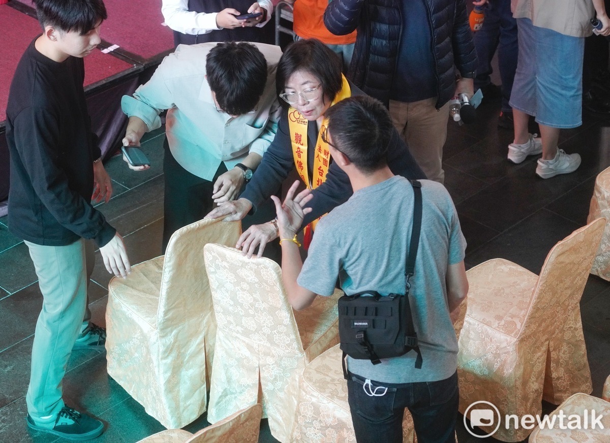 國民黨台北市黨部主委黃呂錦茹嘗試想移動位子。 圖：張良一 / 攝