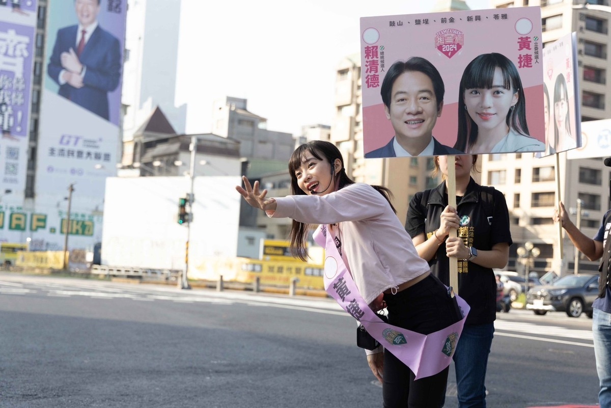 黃捷沒有創造議題，光靠市場拜票、站路口揮手就能上新聞。 圖：黃捷服務處（資料照片）