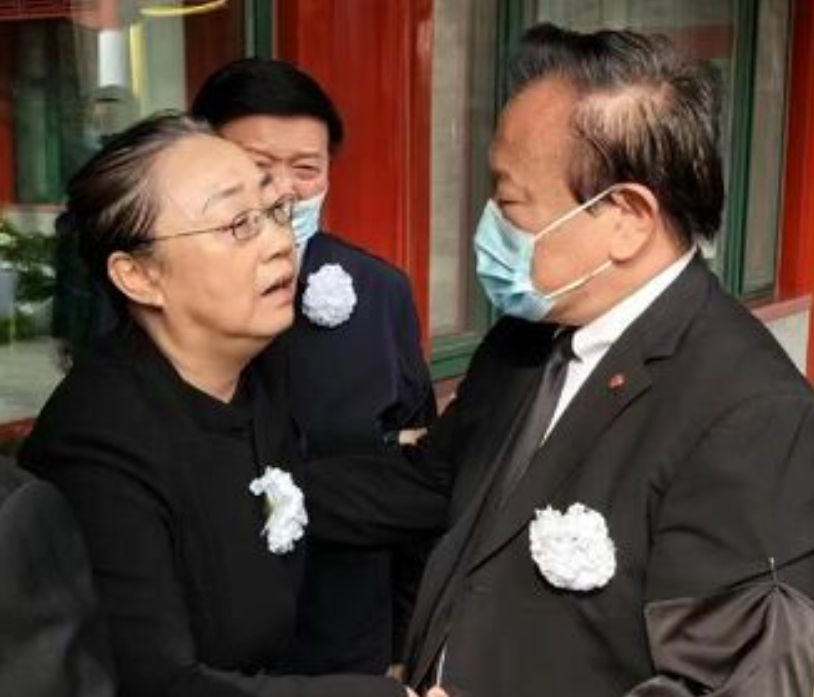 前中共總理李克強死後，團派幹部前往靈堂悼唁，並握著李克強遺孀的手表達慰問。 圖 : 翻攝自X (前推特)/劉軍寧