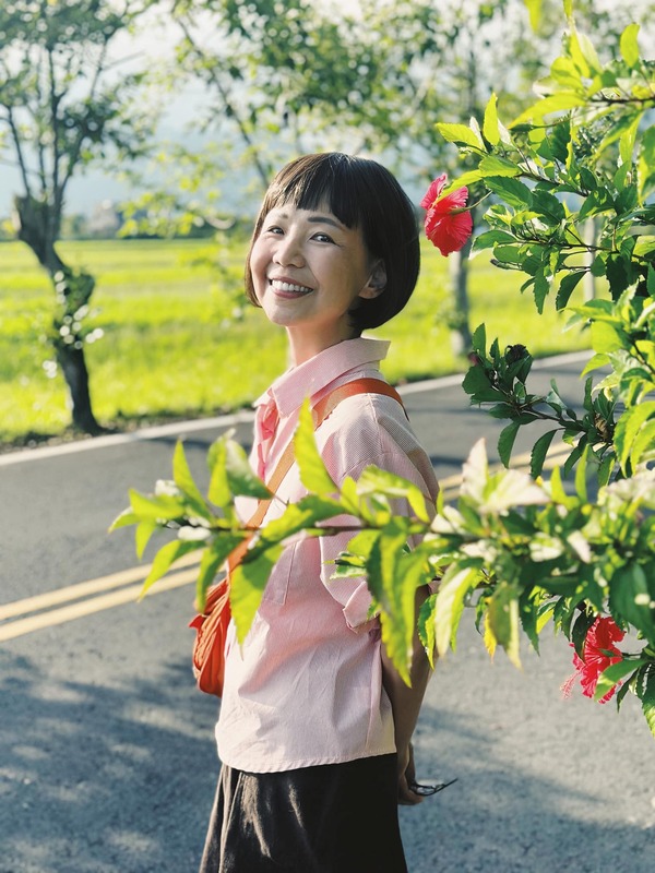 名導演兼編劇陳慧翎於昨（1）日因癌症病逝，享年48歲。她自2013年確診子宮頸癌後，不斷創作並認真過每一分鐘也持續於臉書分享她的精采生活，讓不少粉絲對她的離世感到哀痛。 圖：翻攝自陳慧翎臉書專頁