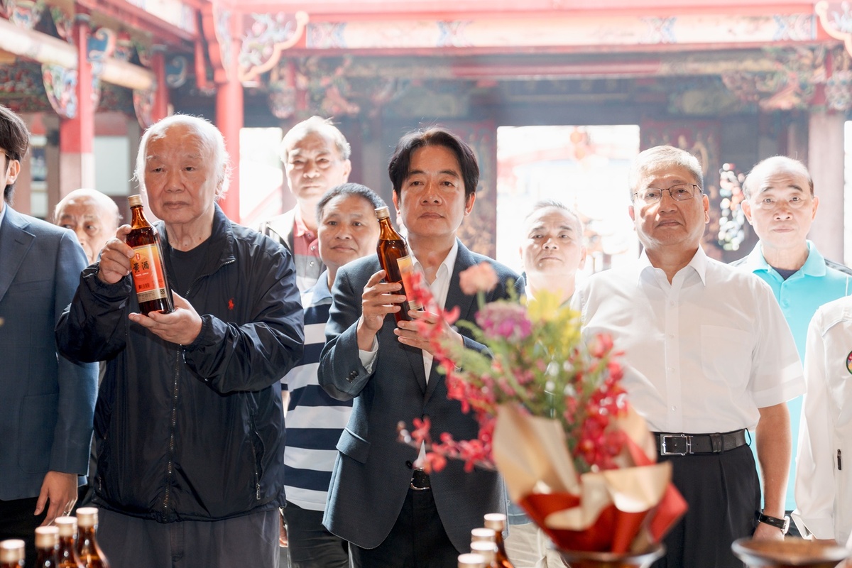 新竹縣新埔枋寮褒忠亭義民廟2日舉行秋祭大典，副總統賴清德也前往參拜。 圖：賴清德競辦提供
