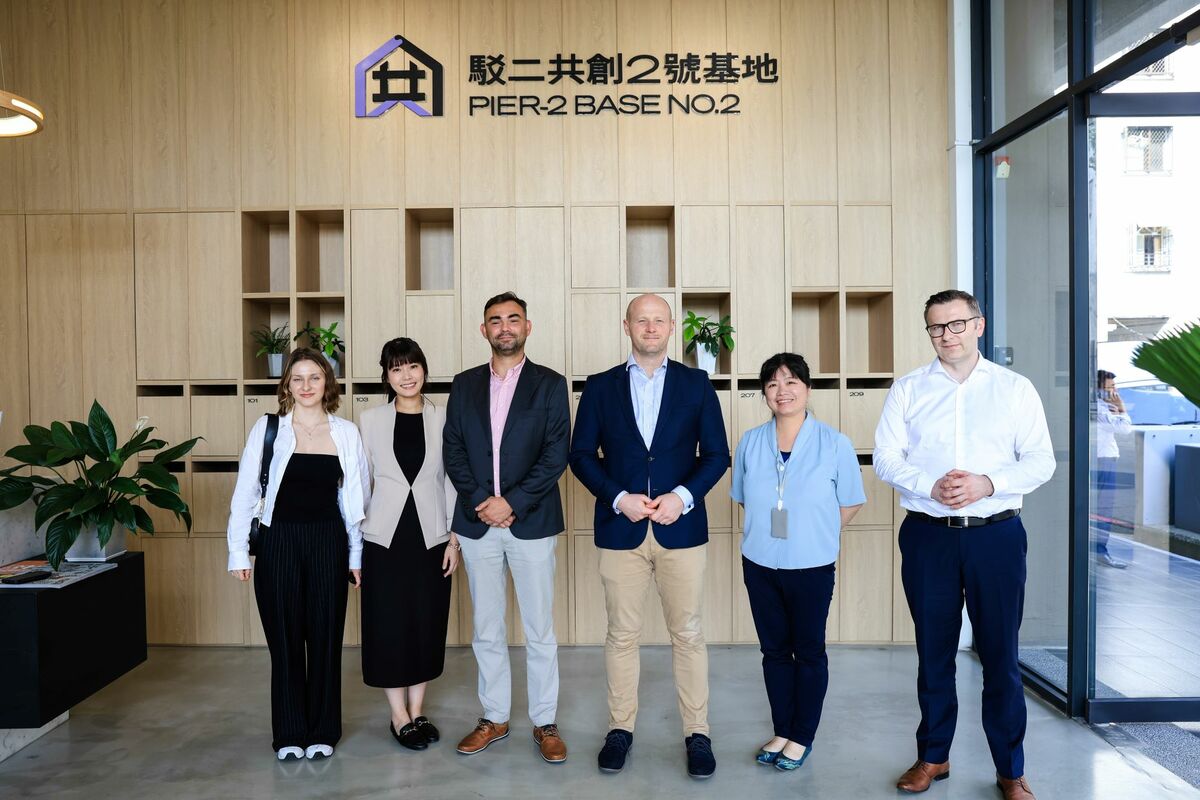 格丁尼亞市訪團參訪駁二共創基地。 圖高雄市行國處/提供