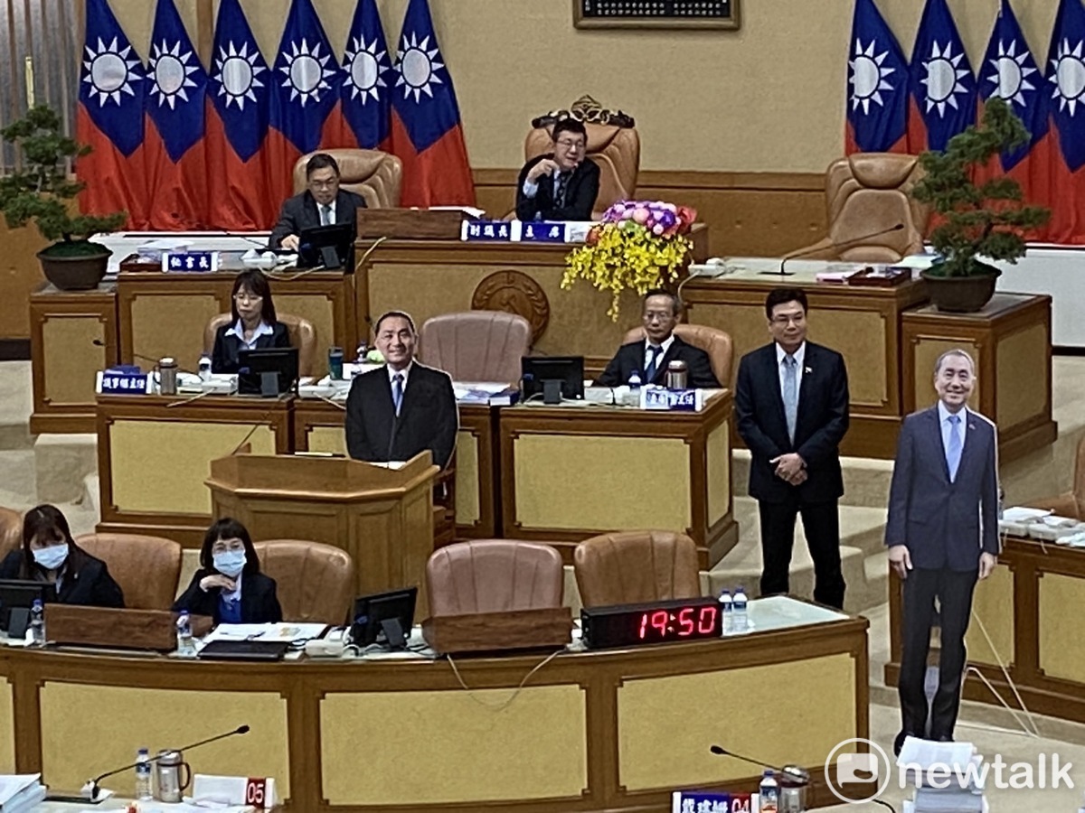 新北市議會民進黨團總質詢首日，拿出侯友宜人形立牌放在備詢台。 圖：林昀真/攝