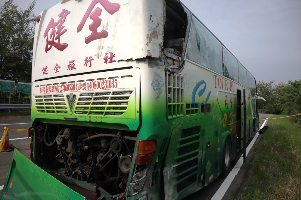 國道上個月發生遊覽車撞擊1輛小客車的重大事故，造成4人死亡。 圖：運安會／提供