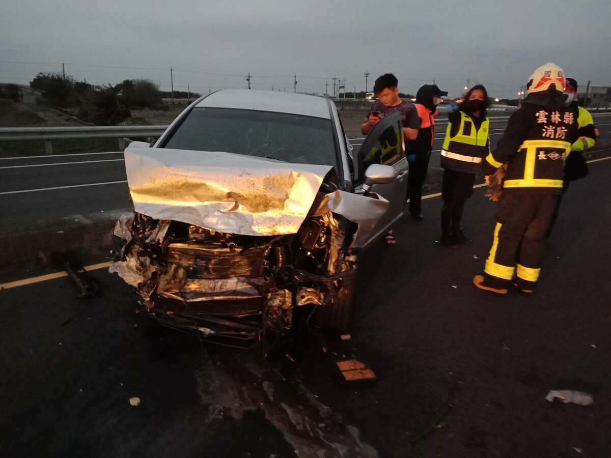 現在汽車搭載ADAS(先進駕駛輔助系統)的車輛日漸普及，不過也因此造成國道車禍頻傳。（車禍示意圖） 圖：取自雲林縣消防局（資料照）