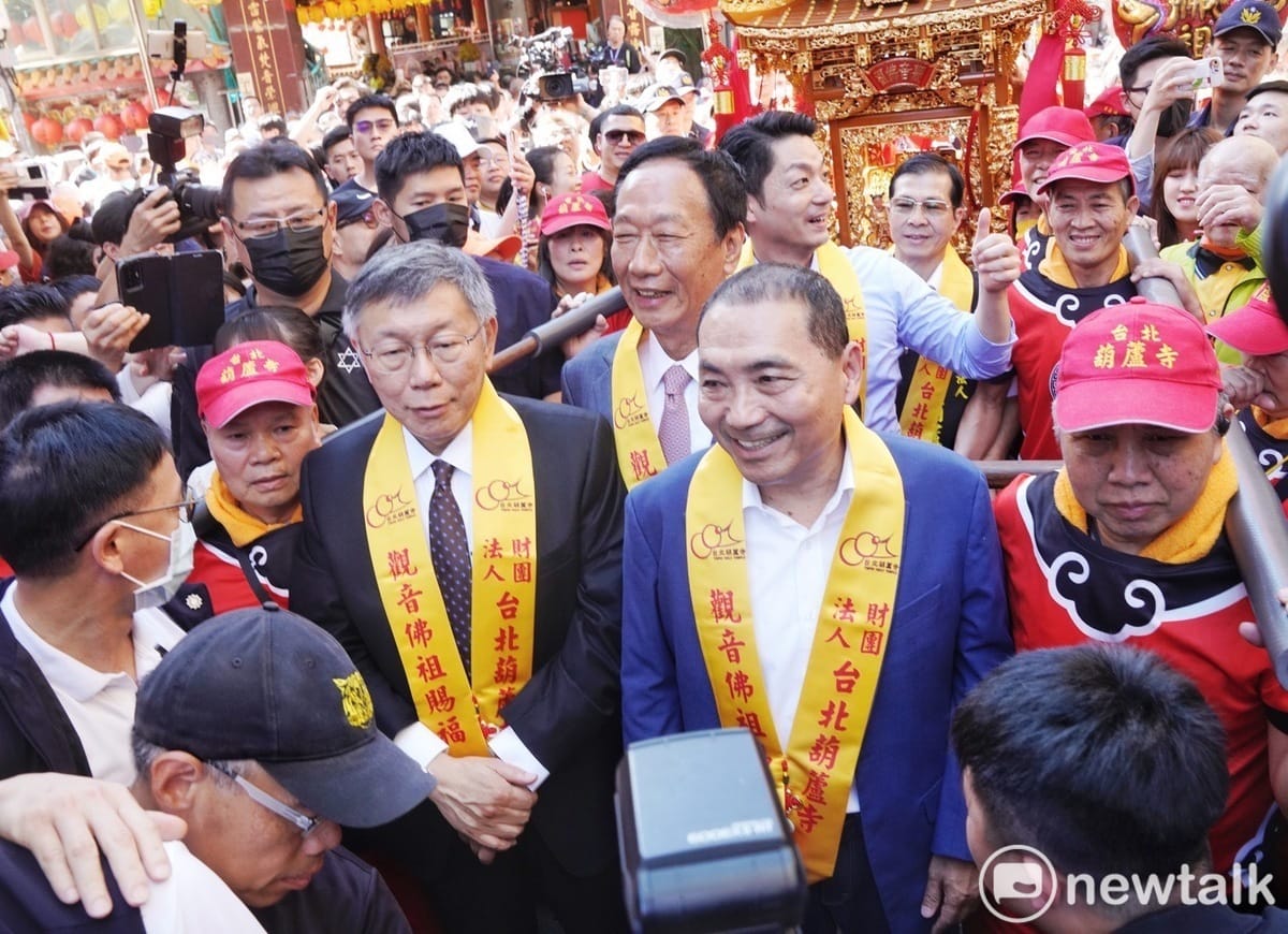 總統參選人柯文哲、侯友宜、郭台銘三人2日同台。 圖：張良一 / 攝（資料照）
