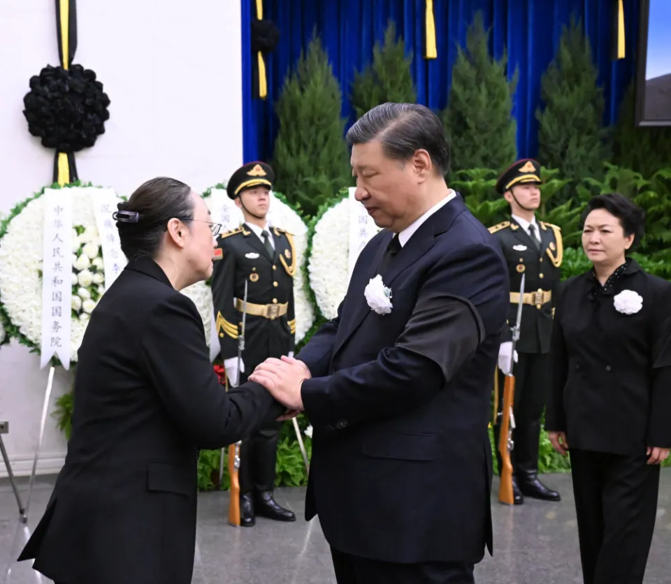 中國國家主席習近平與李克強遺孀程虹握手，表示深切慰問，被譏為是鱷魚的眼淚。 圖：翻攝自新華網