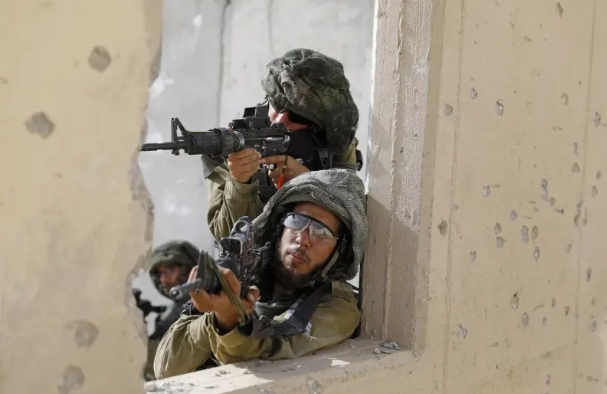 以軍小分隊在加薩城內與哈瑪斯對戰。 圖 : 翻攝自湘評中外