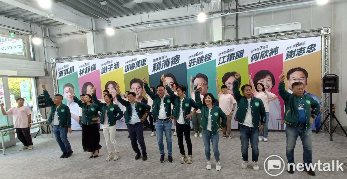 民進黨台中市8位立委參選人與國務青一同跳舞炒熱氣氛。  唐復年/攝