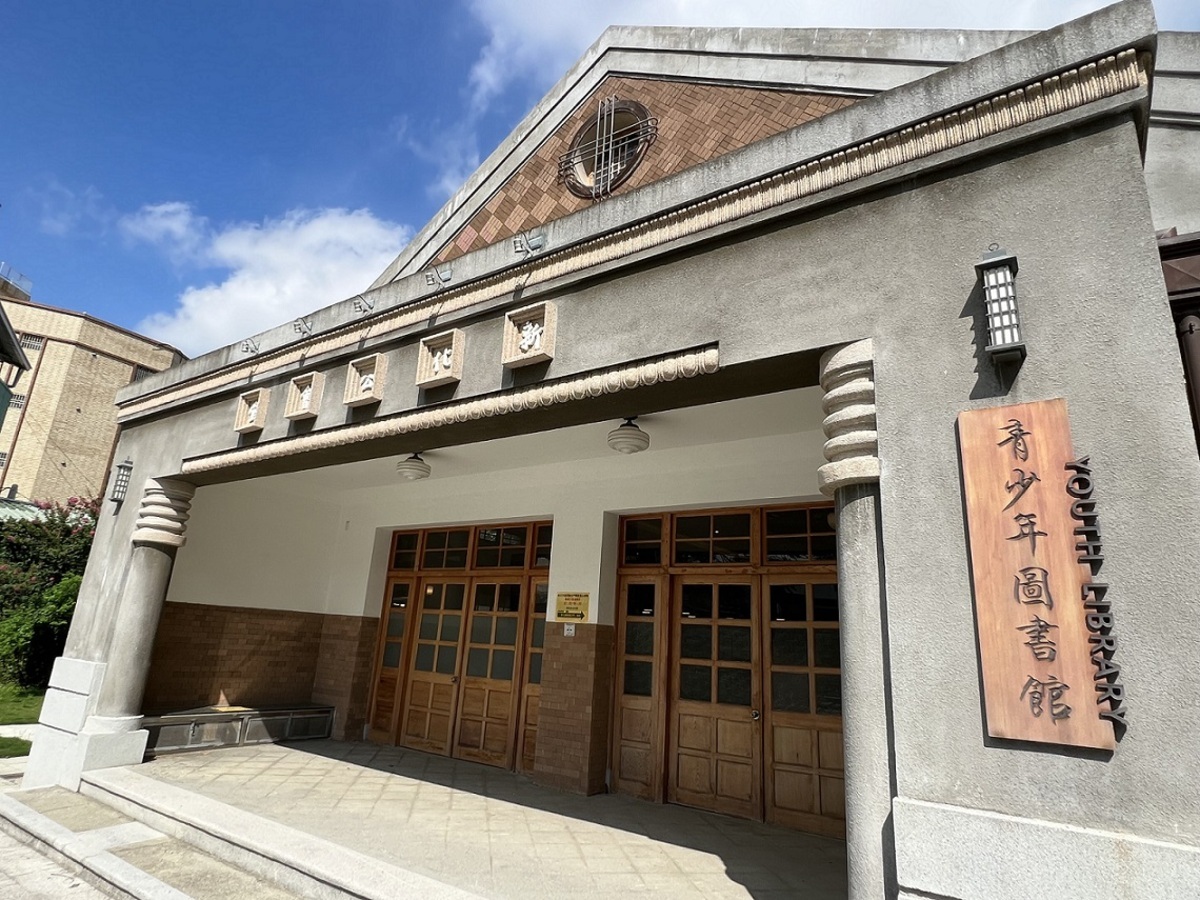 原有的老照片展會移至新化公會堂繼續展出，遊客可到訪觀賞日本時代到1990年代的各類老照片。 圖：台南市政府觀光旅遊局／提供