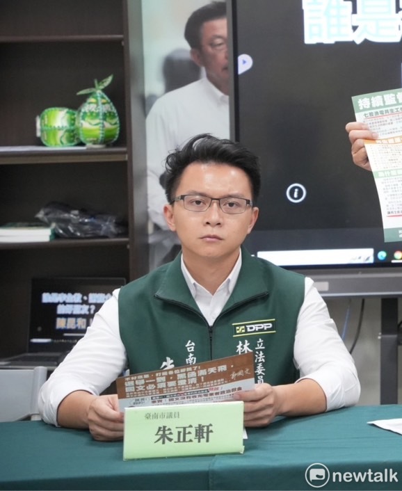 台南市市議員朱正軒今日指控前台南市議長李全教在殯儀館參加公祭時，以手臂架住他的脖子近5分鐘，並出言恐嚇，為確保自己和家人的人身安全，已向警方提告李全教妨害自由、傷害及恐嚇。 圖：朱正軒提供