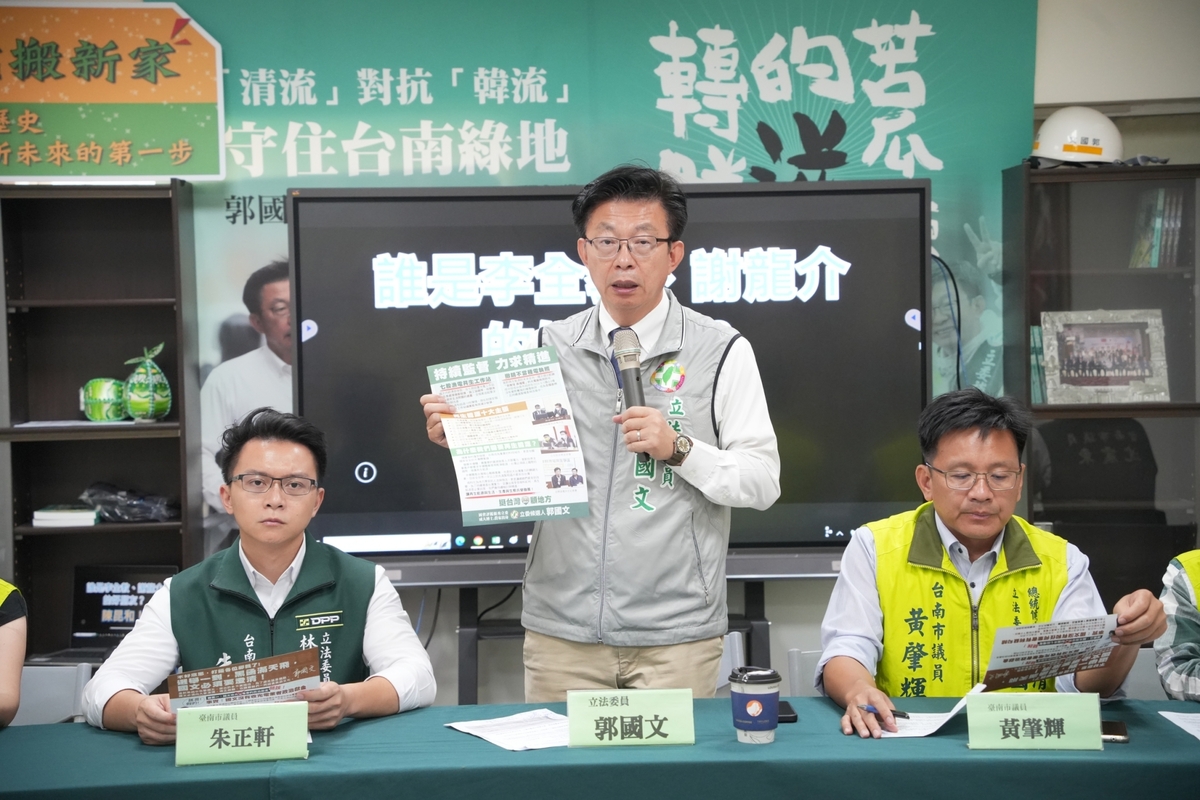 立委郭國文公開影片指控李全教、謝龍介的「好麻吉」就是陳昆和，國民黨造勢場合的影片中，李全教、謝龍介、陳昆和3個好兄弟不僅同台，陳、李還彼此互喊凍蒜，形同國民黨候選人，質疑陳是「假無黨、真藍營」。 圖：郭國文提供