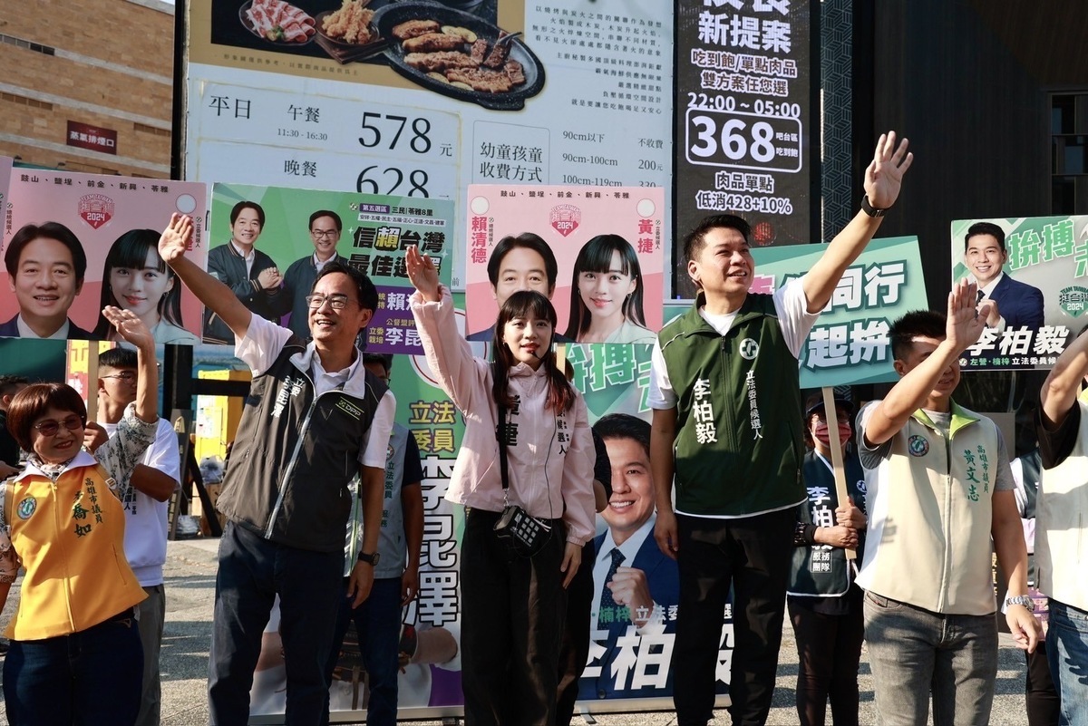 不分選區民代陪黃捷(中)站路口聯合拜票。 圖：李柏毅服務處/提供（資料照）