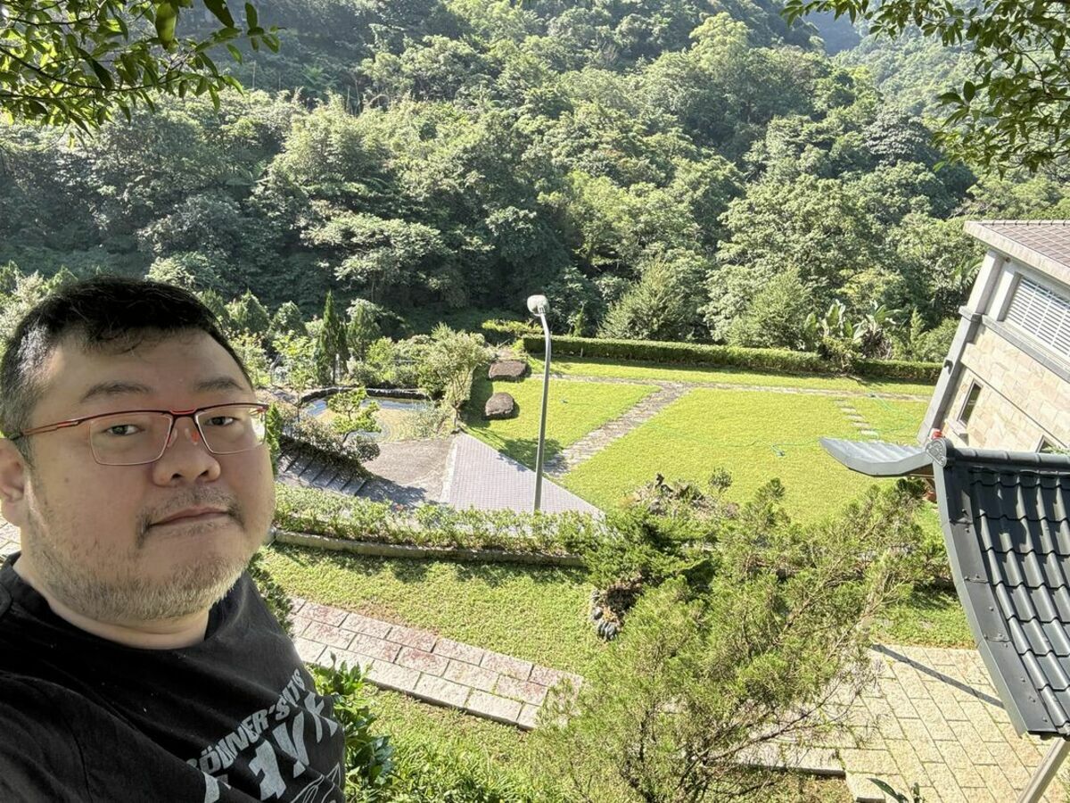 國民黨新北市議員廖先翔家族被指控在汐止的山坡地保育區興建豪華莊園，還疑似擅自排放汙水，四叉貓3日一早就前往朝聖，莊園範圍之大，讓網友驚訝。 圖：翻攝自劉宇臉書