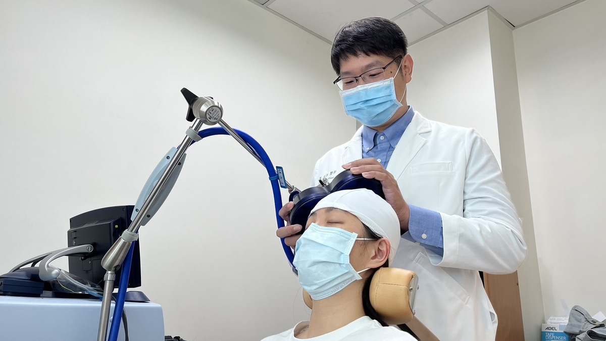 王品洋醫師表示，重複經顱磁刺激術對飽受藥物副作用困擾的患者來說是一個新的選擇 圖：恩主公醫院／提供