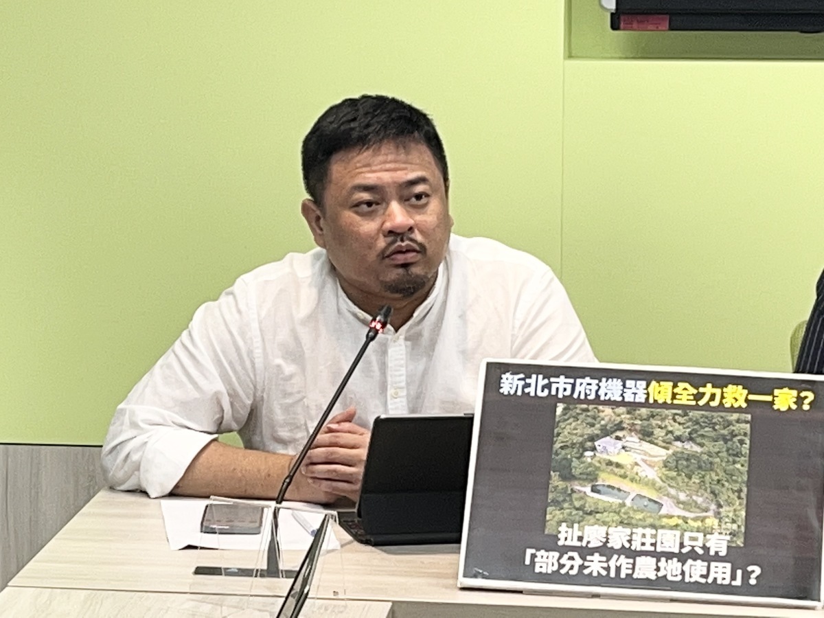 民進黨立委洪申翰今(3)日指控廖家長期排放廢水、糞水給汐止人喝，欠汐止人一個道歉。 圖：金大鈞/攝