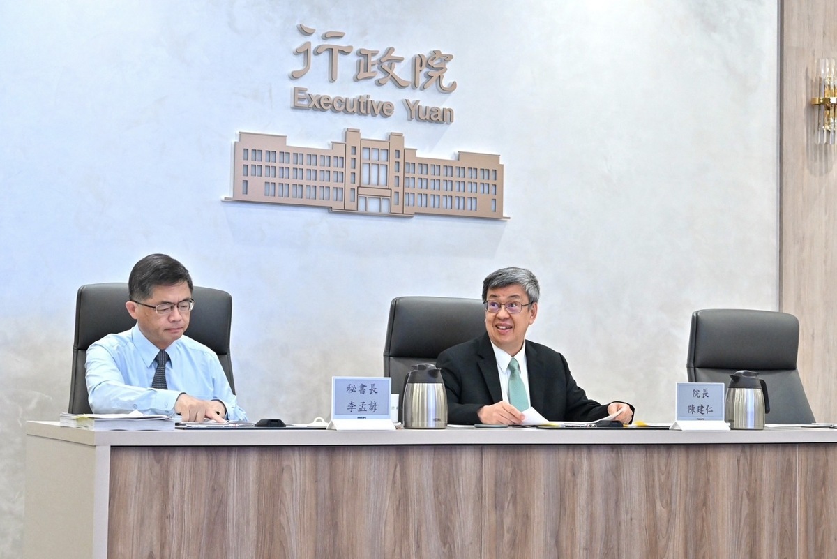 行政院2日晚間召開性別平等會議，由陳建仁（右）主持。 圖：行政院提供