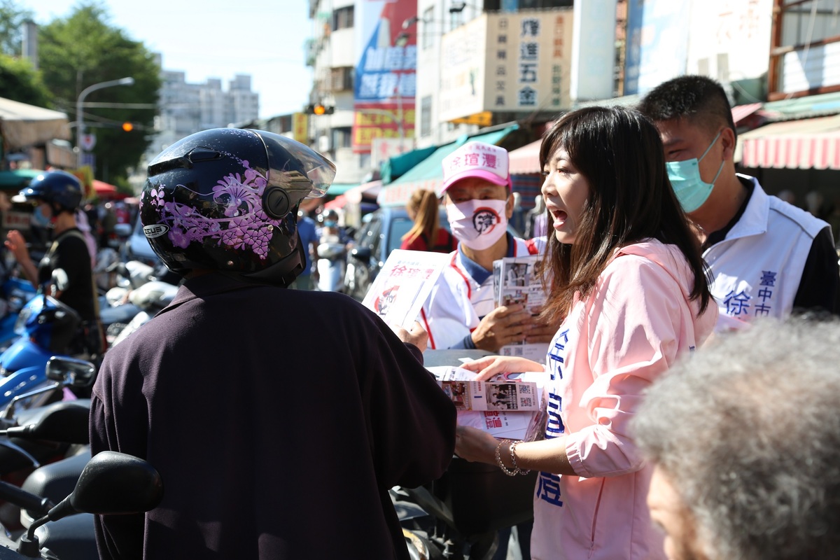 徐瑄灃到市場拜訪選民，為參選立委而準備。 徐瑄灃/提供