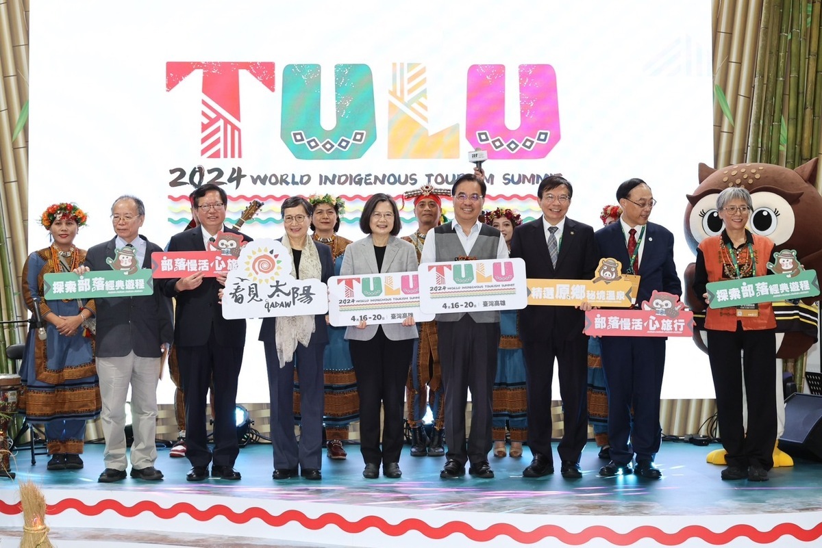 蔡英文總統蒞臨原民會「部落永續生態旅遊」展館。 圖：原民會提供