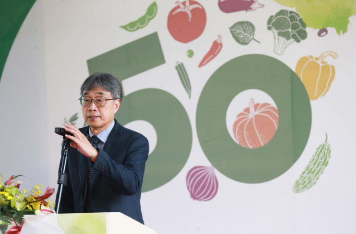 今(5)日為「世界蔬菜中心」50週年慶暨新實驗大樓落成剪綵典禮，農業部代理部長陳駿季上台致詞。 圖：農業部／提供