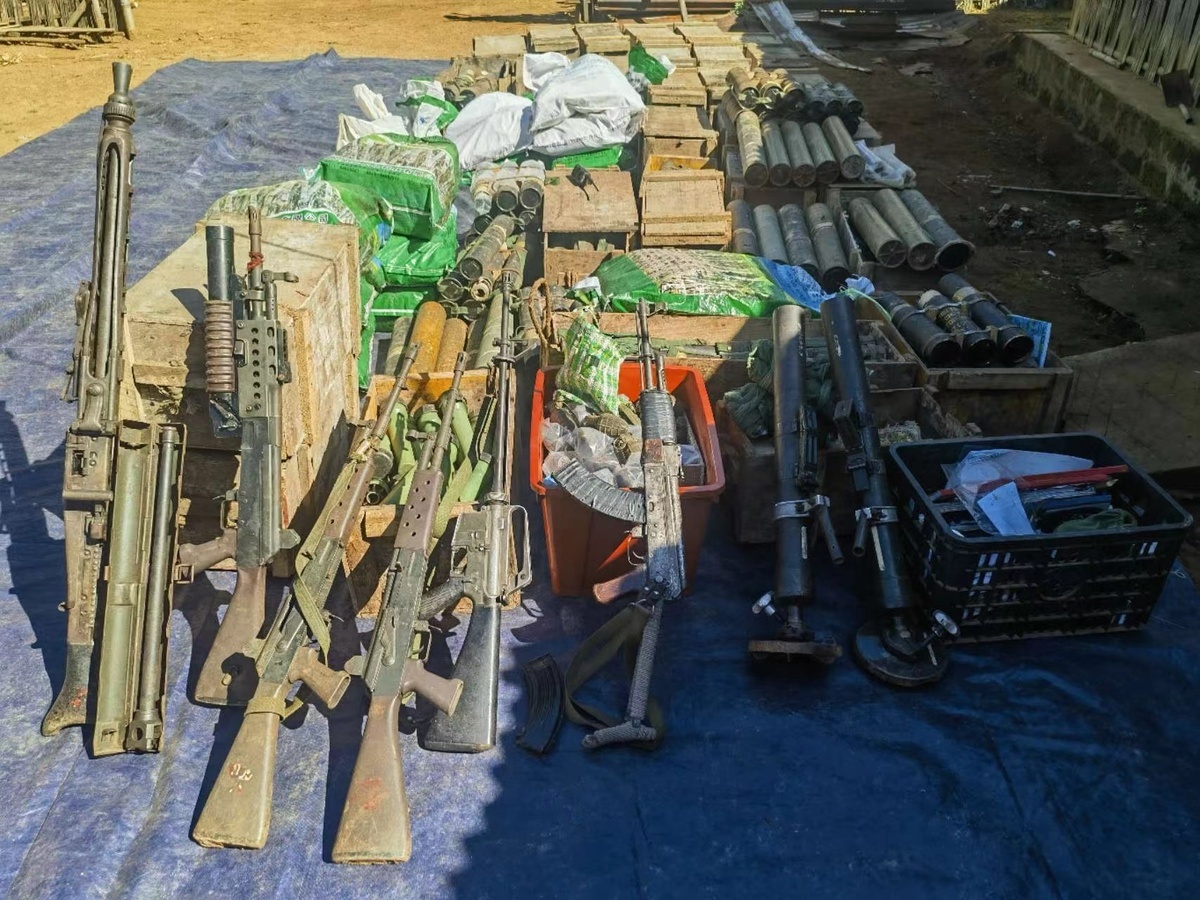 果敢資訊網 11月1日戰況：果敢戰線向老街地帶推進 同盟軍及地方政府武裝力量對戰區域點進行清理，在弄排附近俘虜敏昂萊武裝成員3人，全天共俘虜5人。 圖 : 翻攝自X @kokang0123