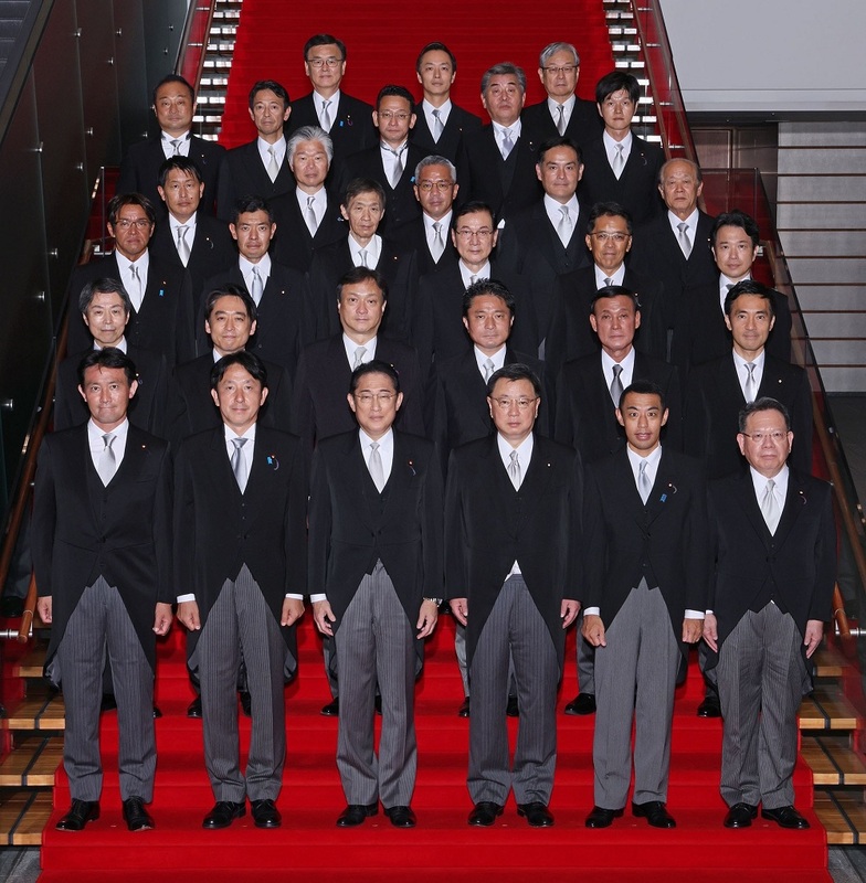 今年九月才改組的岸田新內閣副大臣合照，第二排右三的法務副大臣柿澤未途違反選舉法而辭職下台，或許還得辭去國會議員職務。 圖：攝自首相官邸官網