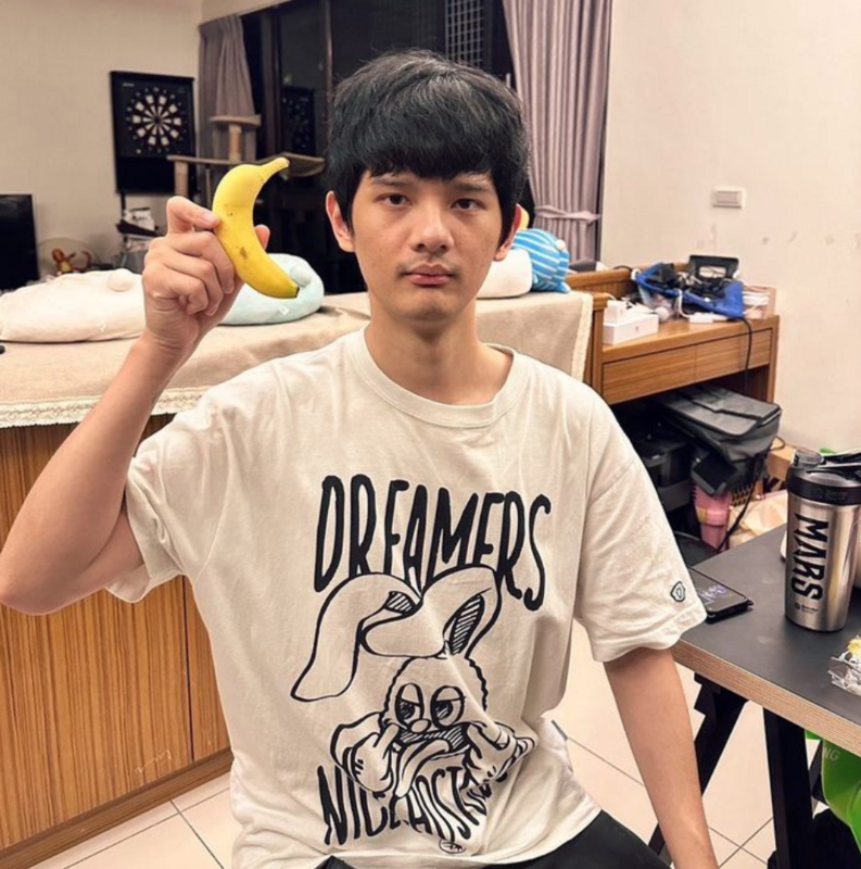 尊被踢爆手遊《口袋奇兵》的業配作假。 圖：翻攝自尊IG