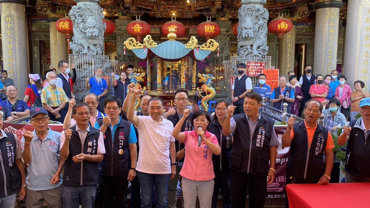 侯友宜拜託鄉親支持楊瓊瓔連任立委，也支持他當選總統。 楊瓊瓔服務處/提供