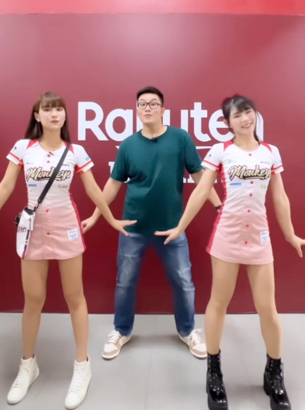 Joeman跟啦啦隊樂天女孩成員琳妲、筱晴同框跳舞，然而比起兩個女神的舞姿，Joeman笑得太過開心的表情反而更引人注目。 圖：翻攝自琳妲IG