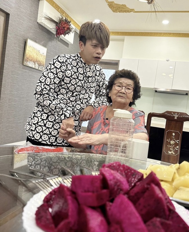 蔡阿嘎回老家見阿嬤，結果阿嬤見到蔡阿嘎的第一句話是問「兩個阿孫仔沒回來喔」。 圖：翻攝自蔡阿嘎IG