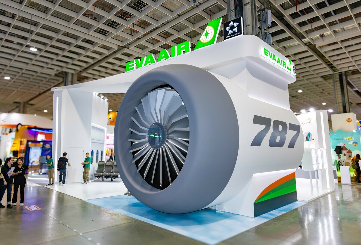 為配合ITF國際旅展，長榮航空以波音787夢幻客機為展區主題，打造高達4公尺的巨型787發動機模型、模擬機翼及航行燈。 圖：長榮航空／提供