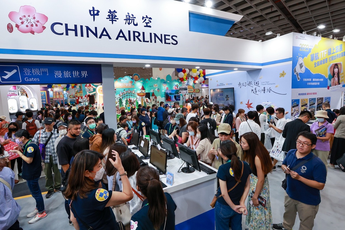 華航旅展以「飛機啟航，漫遊旅程」為概念，把機場跑道搬進旅展，搭配全新裸視3D科技螢幕，帶旅客體驗飛行。 圖：中華航空／提供
