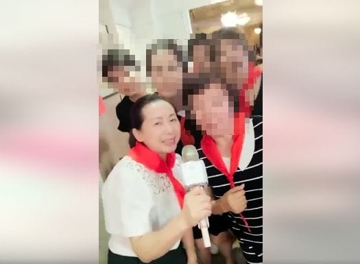 徐春鶯（左）打扮成紅衛兵模樣與一群陸配歌頌引發文革的中共前領導人毛澤東。 圖：翻攝「再一步」政論粉專