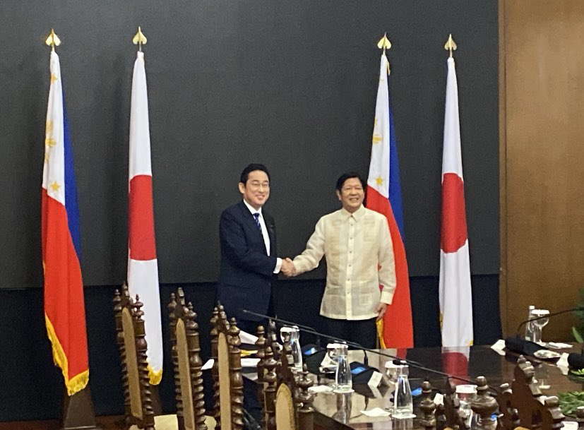 日本首相岸田文雄（左）與菲律賓總統小馬可仕（右） 圖：翻攝自日本駐菲律賓大使館推特