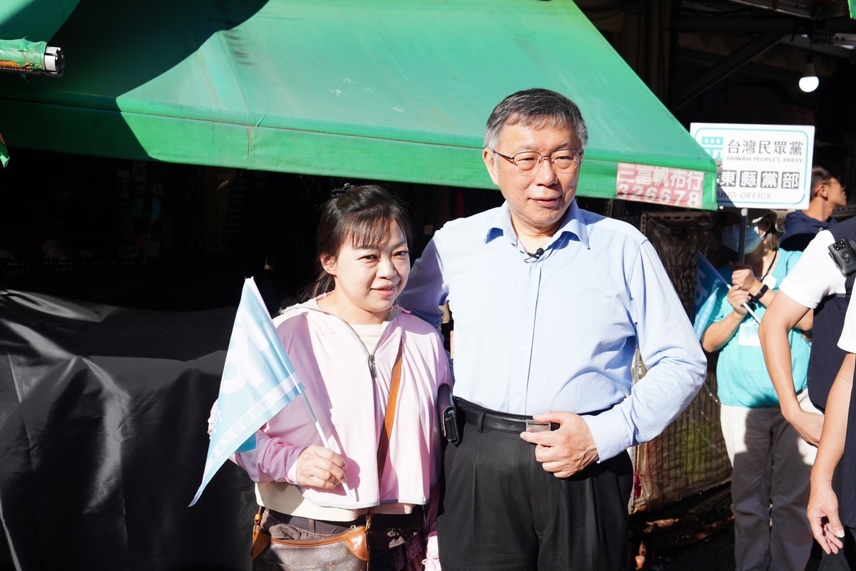 民眾黨主席柯文哲4日到台東中央市場拜票 圖：民眾黨提供