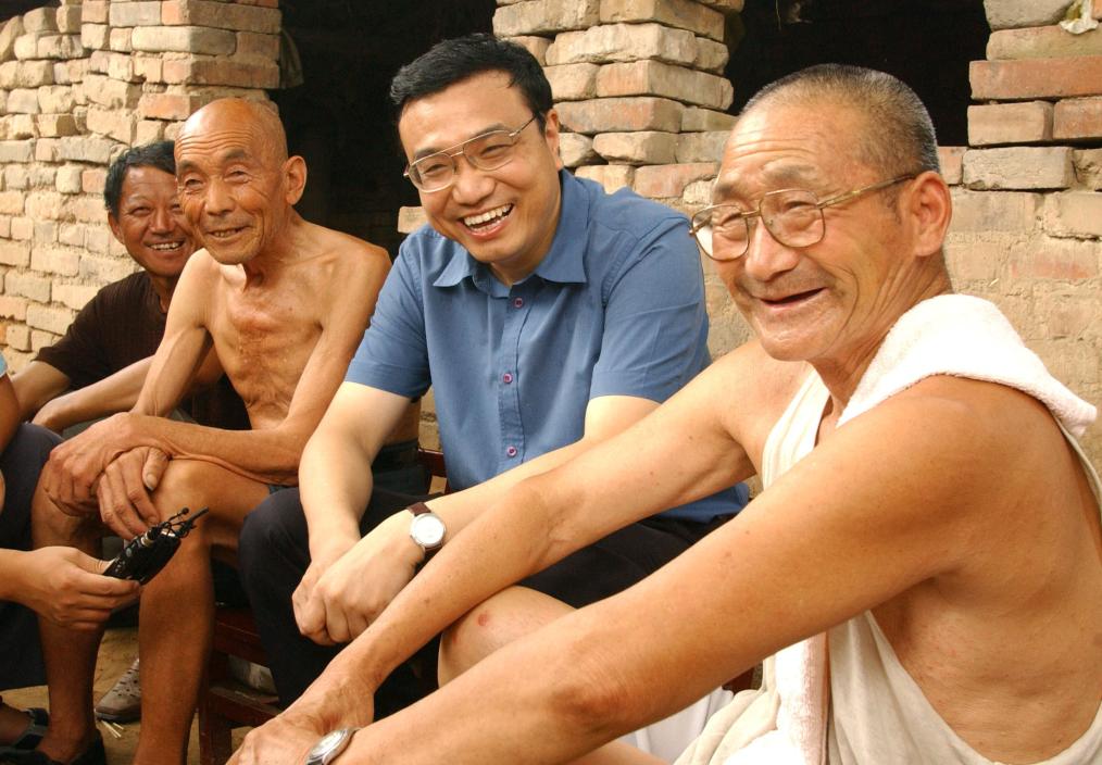 主張改革開放與較溫和政治路線的李克強，除了死因仍舊存疑，其生前名言，包括體現他掛念民眾的「中國有 6 億人每個月的收入也就 1,000 元」等於近日廣傳。 圖：取自中官媒《人民日報》