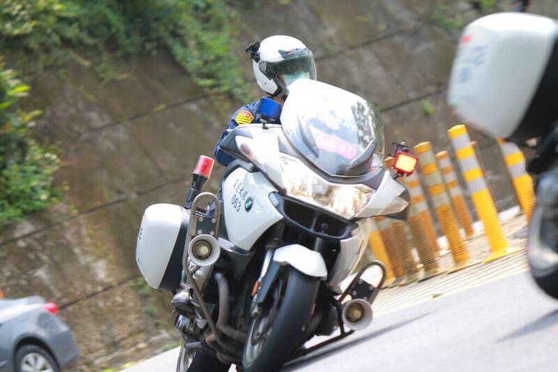有些網友表示，交警騎車過彎也是壓車。 圖：翻攝自臉書