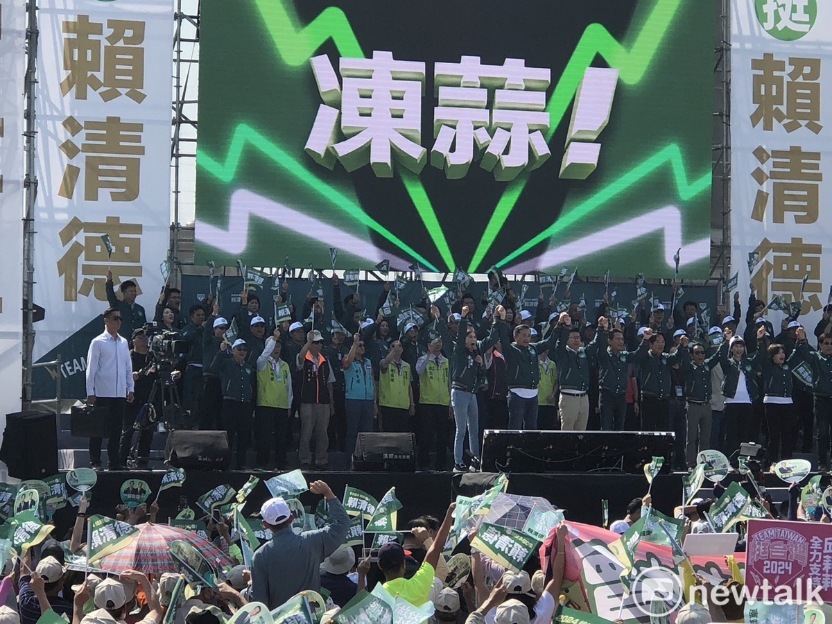 賴清德在台南市成立全台第一個總統、立委聯合競選總部，舞台下旗幟飄揚，賴清德在眾人歡呼聲中進場，隨即授戰旗給台南競總主委、台南市長黃偉哲，並逐一介紹民進黨台南市6位立委參選人，籲請台下鄉親支持，氣氛相當熱烈。 圖：黃博郎／攝