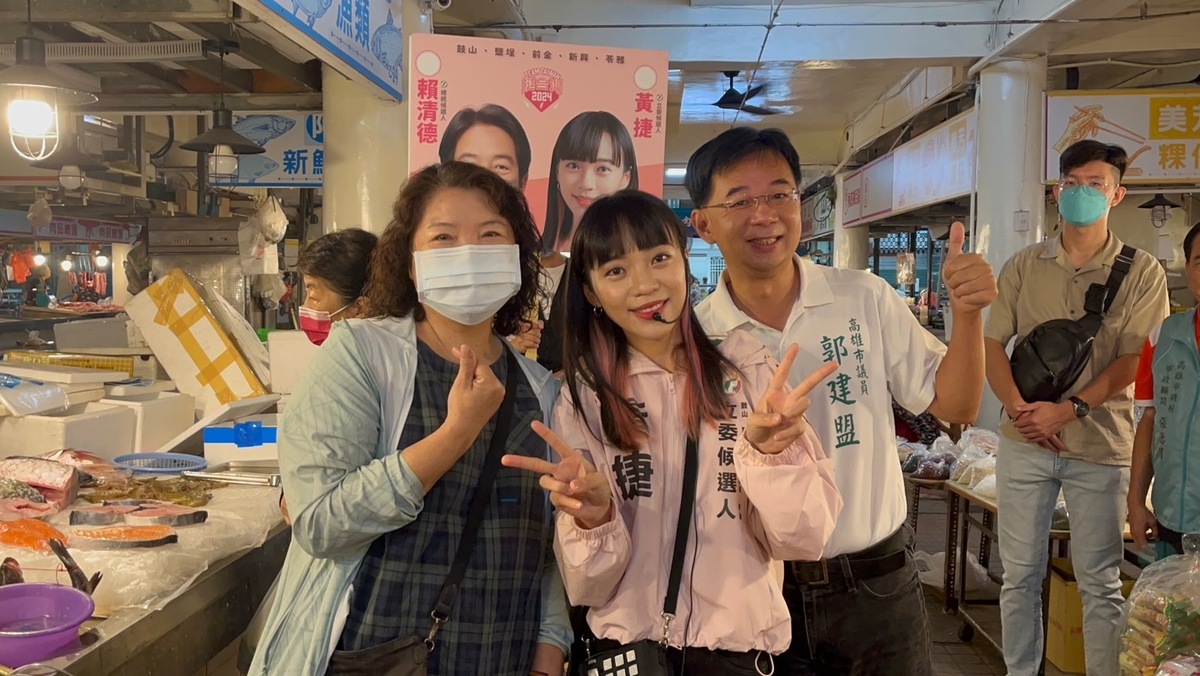 郭建盟(右)陪黃捷(中)在中華市場拜票。 圖：黃捷服務處/提供