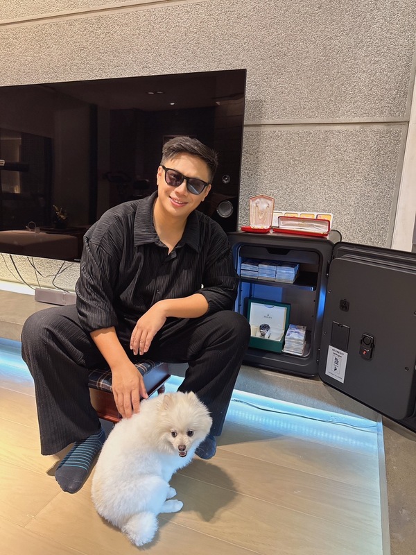 YouTuber「黑男」過去拍攝街頭配對影片走紅，頻道有111萬追蹤。 圖：取自黑男