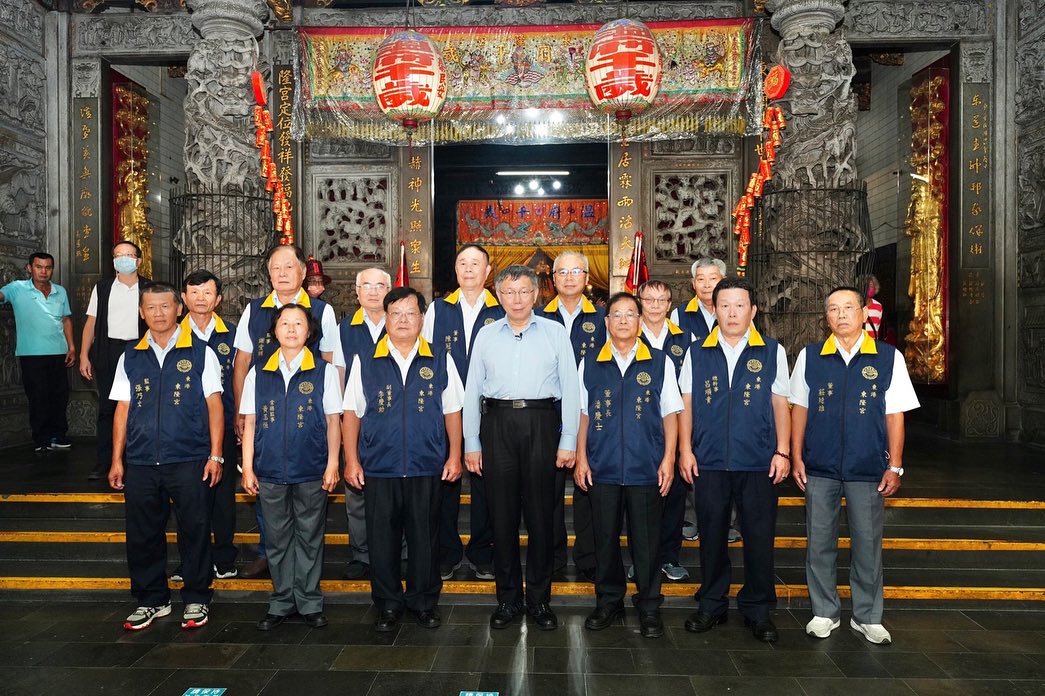 民眾黨總統參選人柯文哲今天在屏東廟口開講，針對國民黨主席朱立倫提出「藍白合」日本及德國模式方案。柯回應，不論藍綠，在總統、立委等初選都比民調，為何不用台灣模式。 圖：翻攝自柯文哲臉書