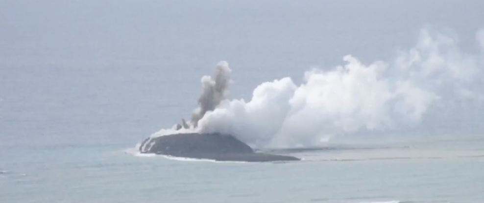 日本小笠原群島硫磺島外海近期觀測到頻繁的火山活動，而後在一次火山噴發中，大量石塊沉積形成陸地，一座新島嶼隨之誕生。 圖：日本海上自衛隊提供