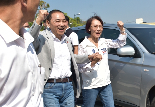 黃昭順(右)迎接侯友宜抵達。 圖：孫家銘攝