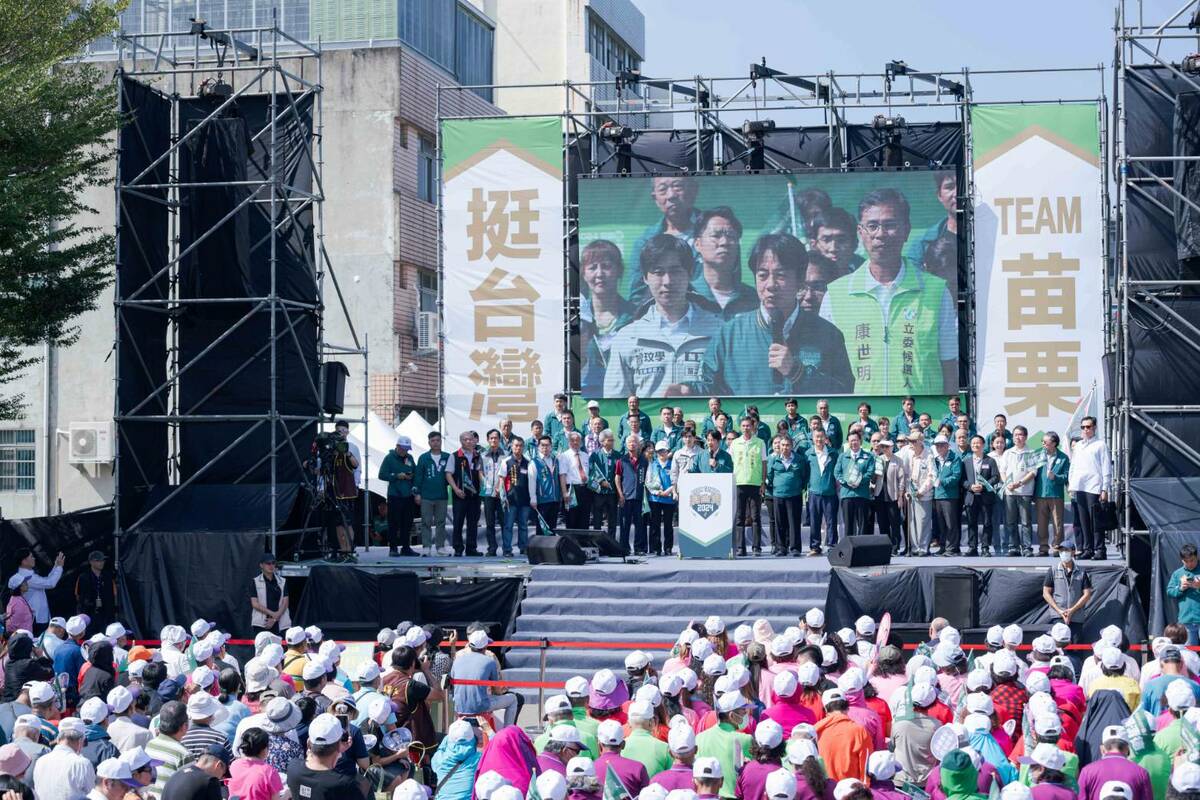 民進黨總統參選人、民進黨主席賴清德今 ( 5 )日出席苗栗競總成立大會，合體民進黨立委參選人康世明、無黨籍立委參選人曾玟學等人。 圖 : 賴清德競辦提供