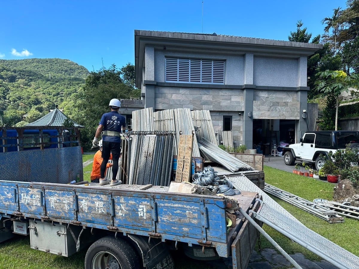 新北市第12選區立委候選人、國民黨市議員廖先翔考量申請合法的程序曠日費時，因此廖父決定「整棟拆除」，先搭設拆除所需要的施工圍籬，後續會以最快的速度來完成整棟違規建築物的拆除作業。 圖 : 廖先翔辦公室提供
