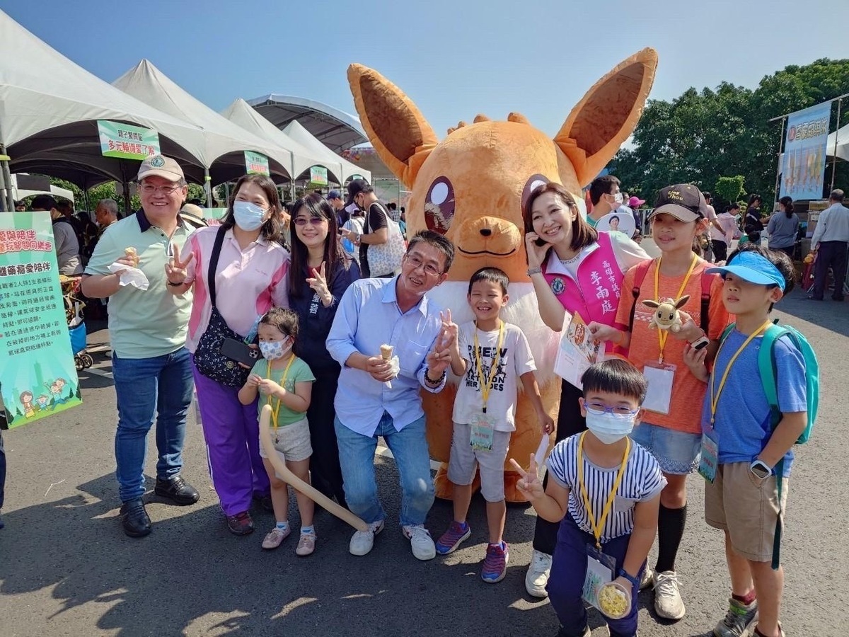高雄市政府毒品防制局舉辦「愛與陪伴親子童玩闖關同樂會」系列活動，建立親子正確的反毒觀念及拒絕毒品的技巧。 圖 : 高雄市政府提供
