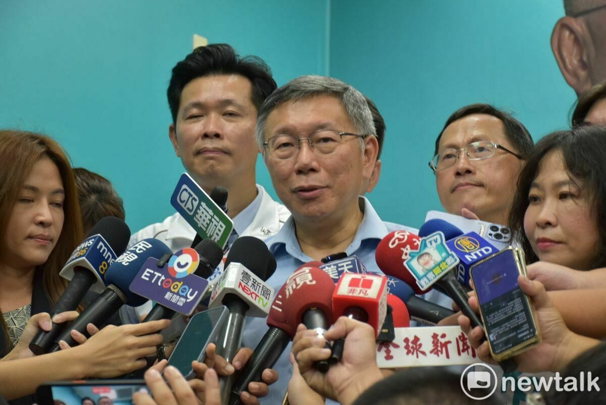 柯文哲(中)請大家耐心等待藍白合。 圖 : 孫家銘攝 （資料照）
