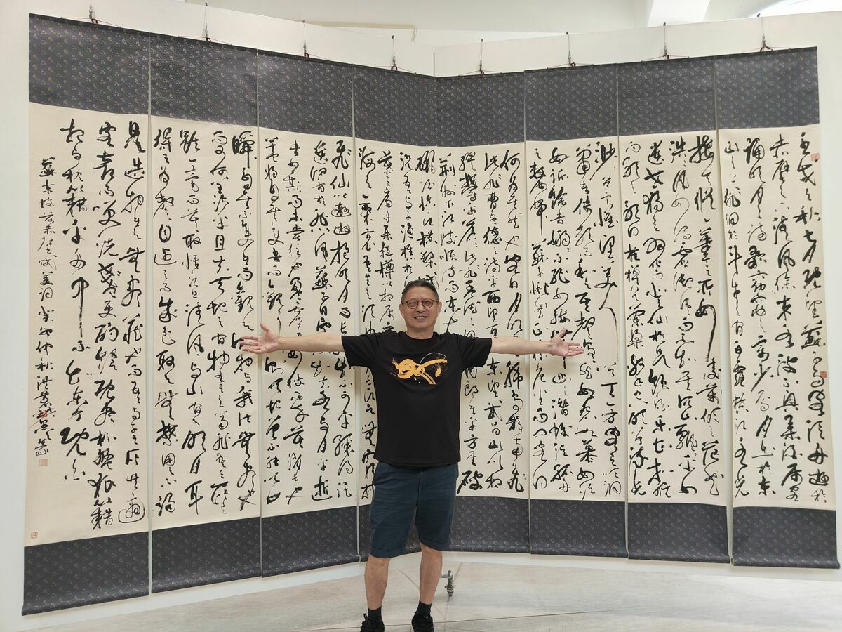書篆家洪荒與其書法巨作。 圖：黃博郎／攝
