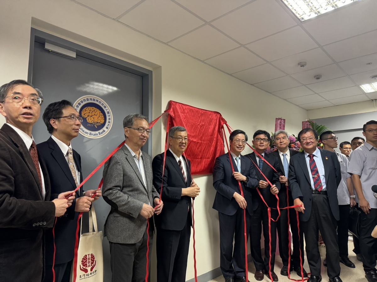 台大醫學院在今(5)日為台灣首座腦庫揭牌，而「台灣腦庫」歷經6年努力才終於成立，未來將會收集罕病、神經退化疾病以及正常人的腦神經組織。 圖：翻攝自台大醫院臉書