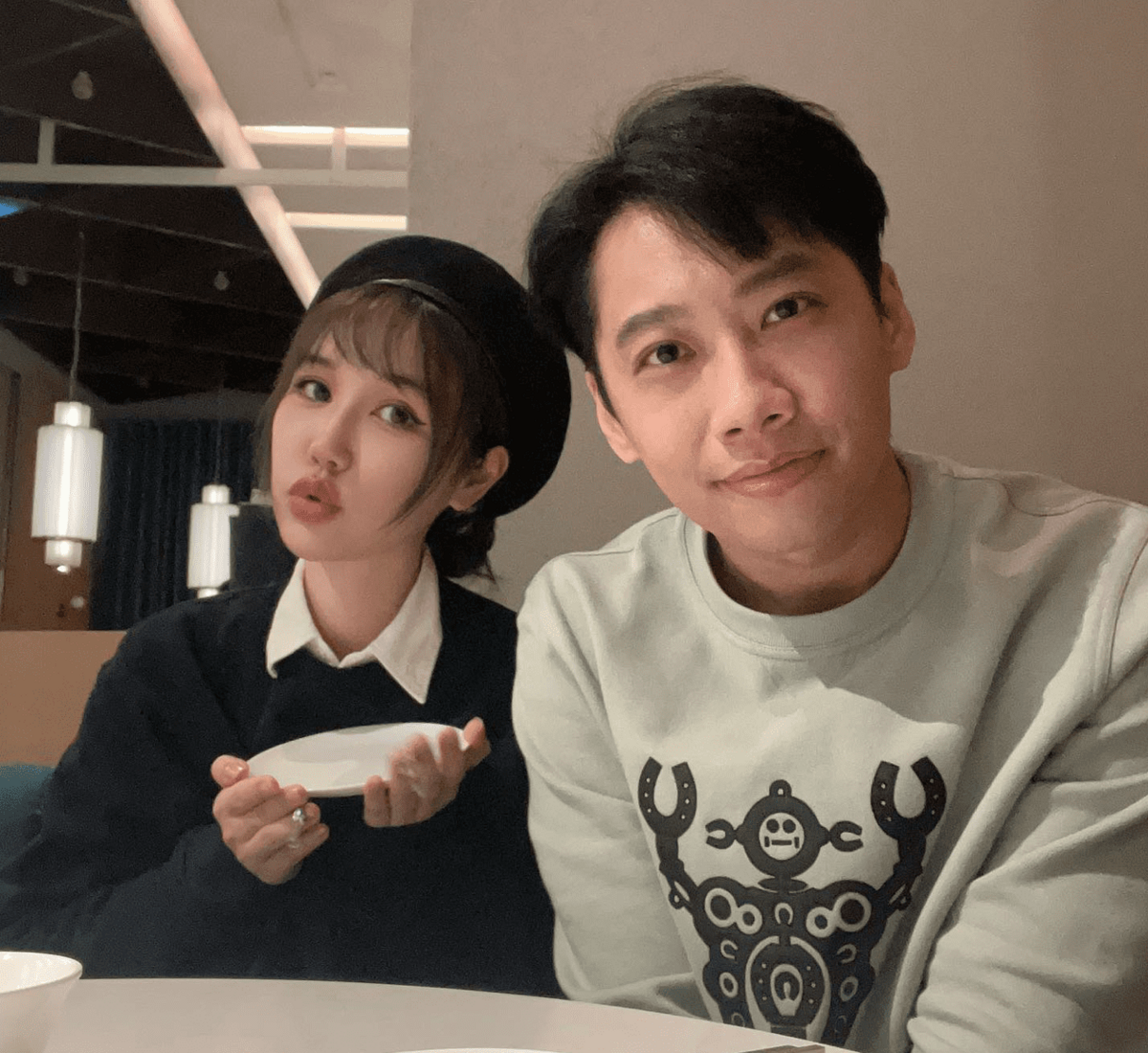 網紅團體「這群人」成員尼克和妻子Ashly結婚後共同經營YT頻道。 圖：翻攝自IG＠nickwang1988